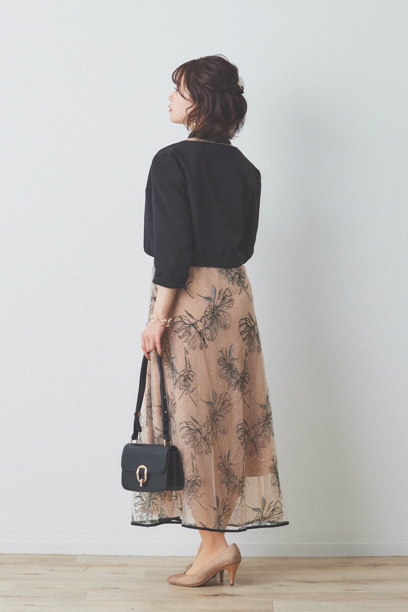 ベージュの配色フラワーレースパイピングドレス