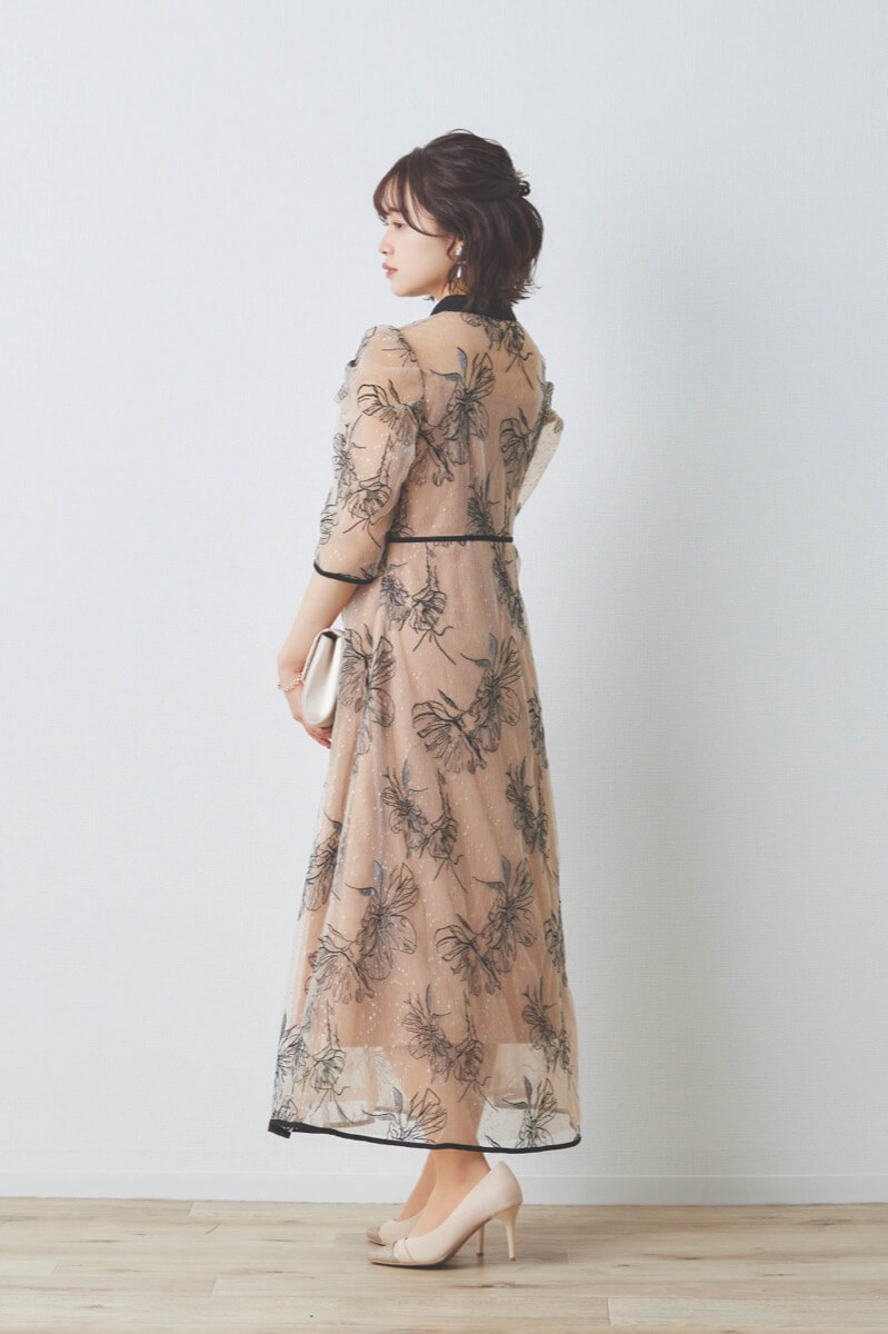 ベージュの配色フラワーレースパイピングドレス