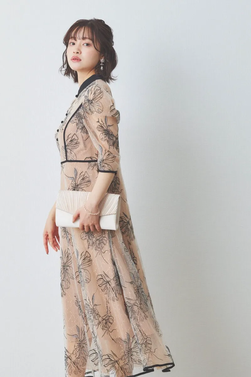 ベージュの配色フラワーレースパイピングドレス