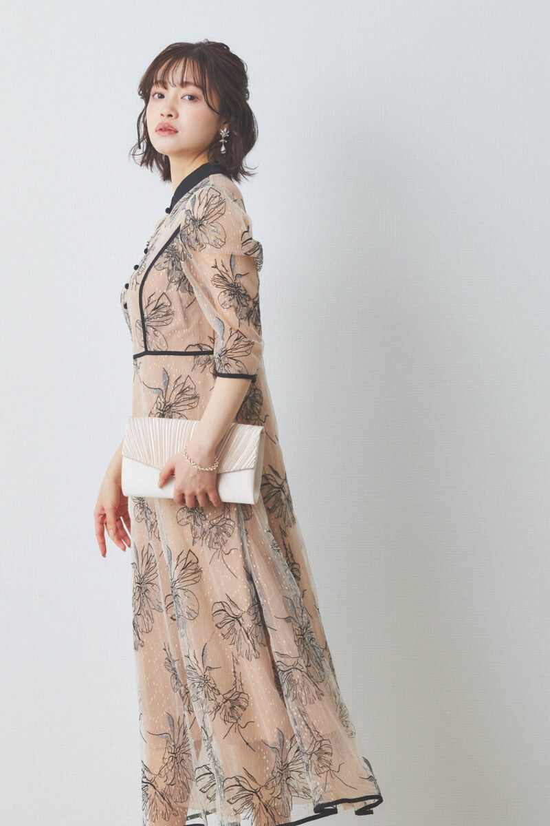 ベージュの配色フラワーレースパイピングドレス