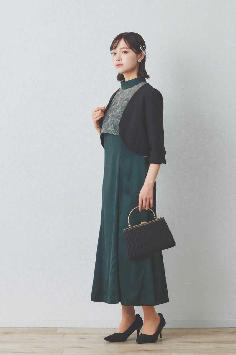 ダークグリーンの刺繍トップスマットサテンドレス