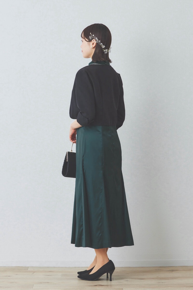 ダークグリーンの刺繍トップスマットサテンドレス