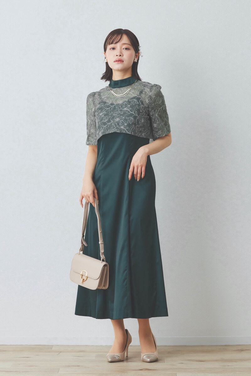 ダークグリーンの刺繍トップスマットサテンドレス