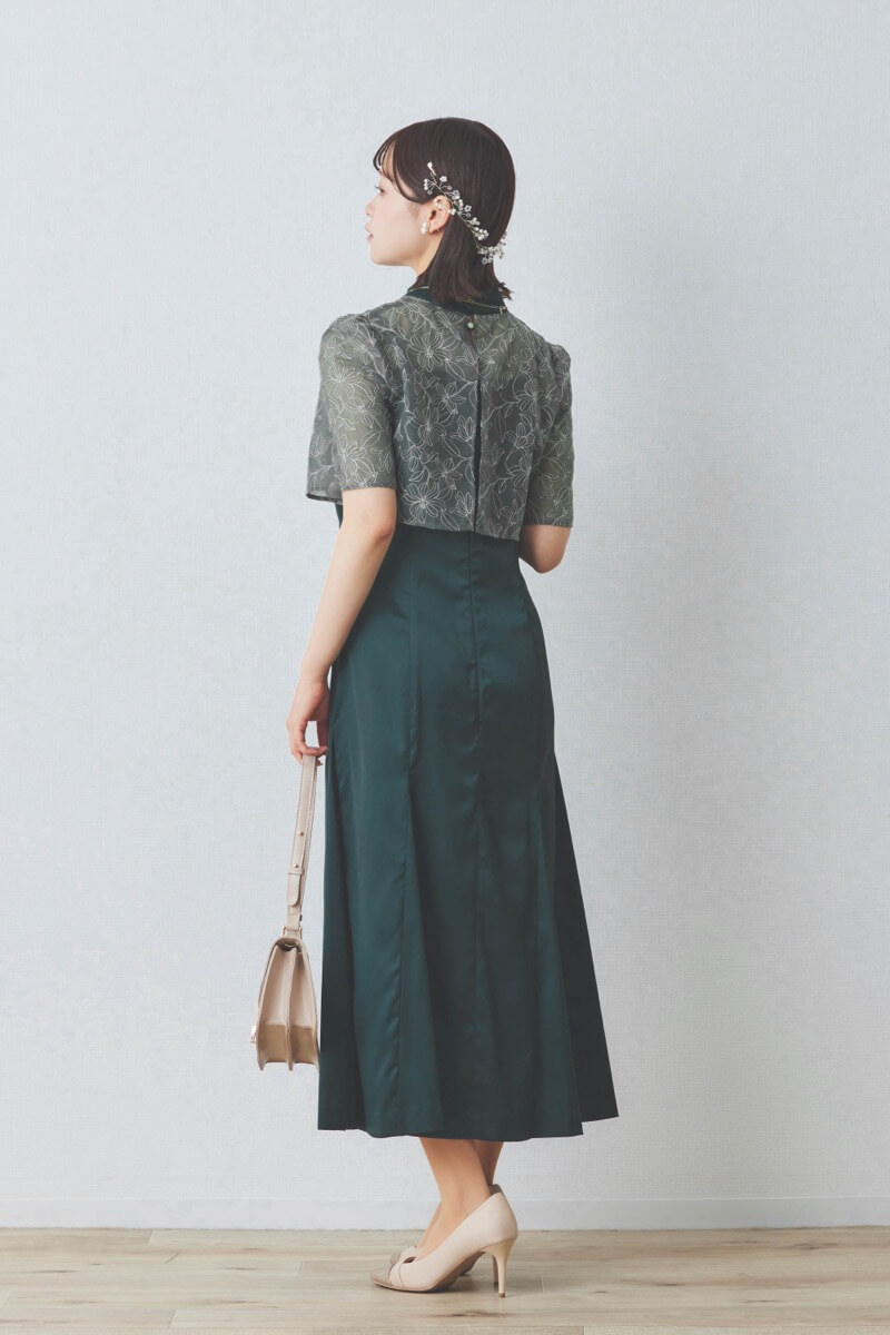 ダークグリーンの刺繍トップスマットサテンドレス