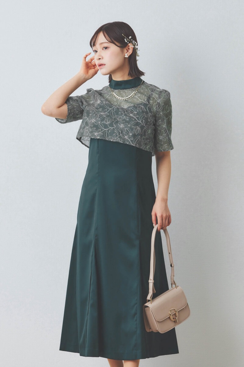 ダークグリーンの刺繍トップスマットサテンドレス
