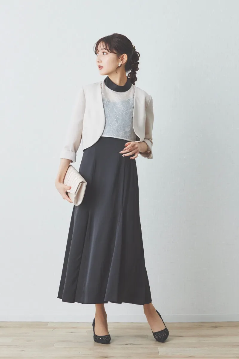 ブラック×ホワイトの刺繍トップスマットサテンドレス