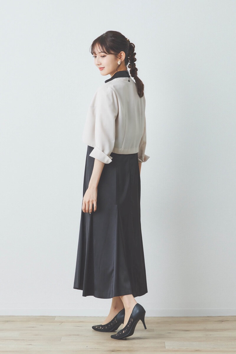 ブラック×ホワイトの刺繍トップスマットサテンドレス