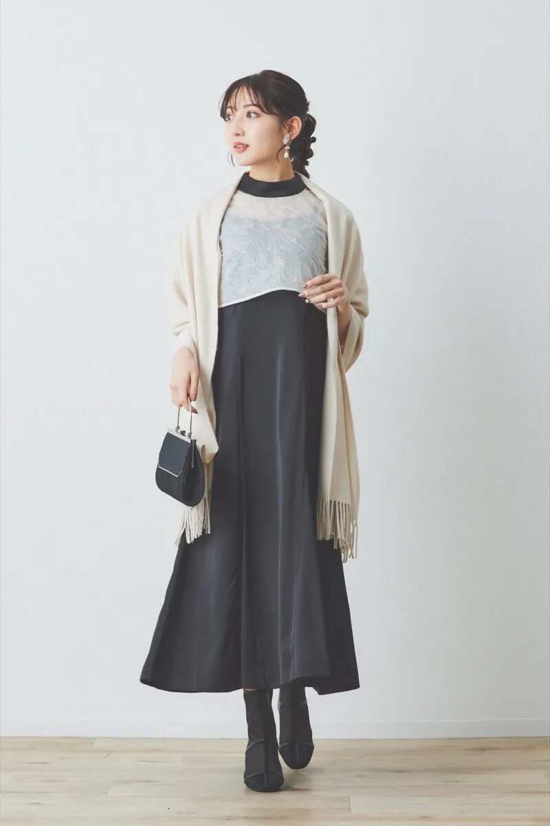 ブラック×ホワイトの刺繍トップスマットサテンドレス