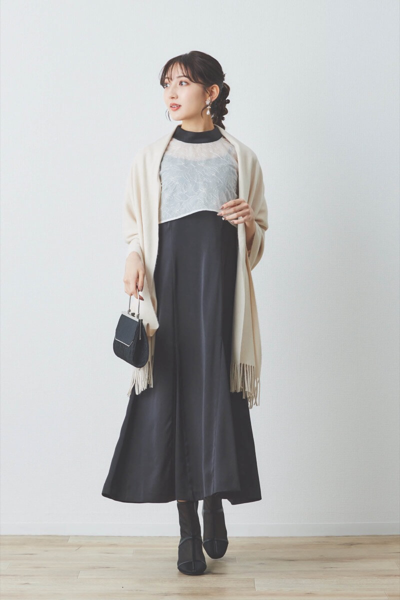 ブラック×ホワイトの刺繍トップスマットサテンドレス