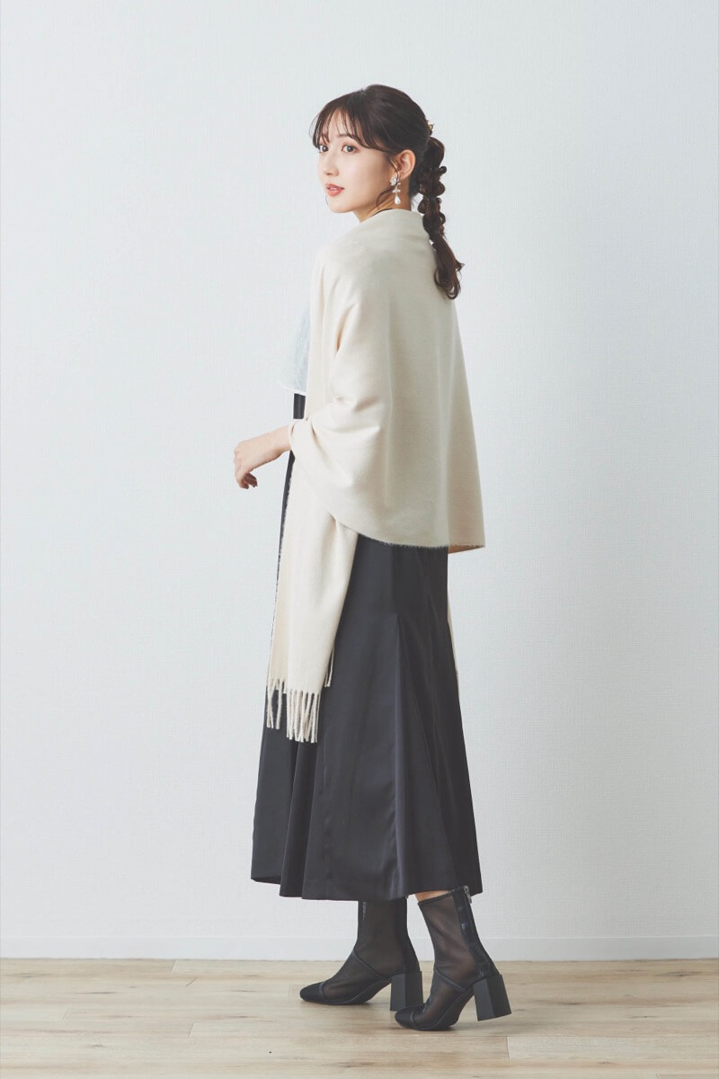 ブラック×ホワイトの刺繍トップスマットサテンドレス