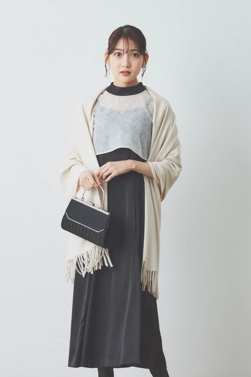 ブラック×ホワイトの刺繍トップスマットサテンドレス