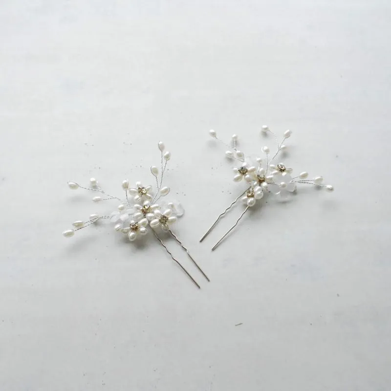 ホワイトパールとミニフラワーのピン(2個セット)