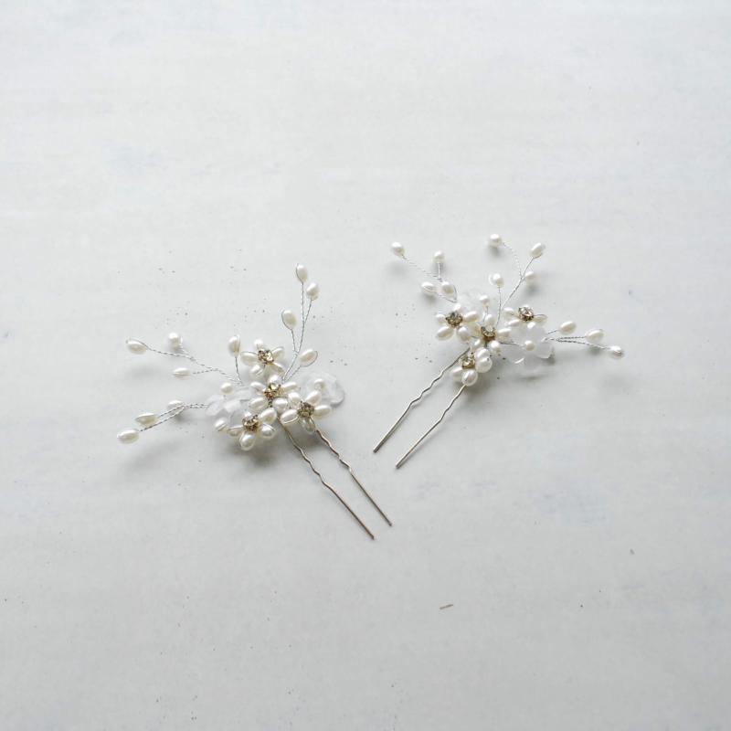 ホワイトパールとミニフラワーのピン(2個セット)
