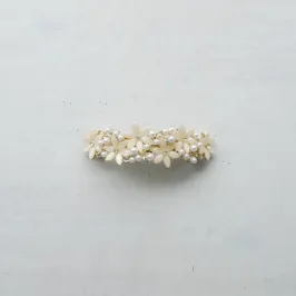 フラワーとミニパールのバレッタ