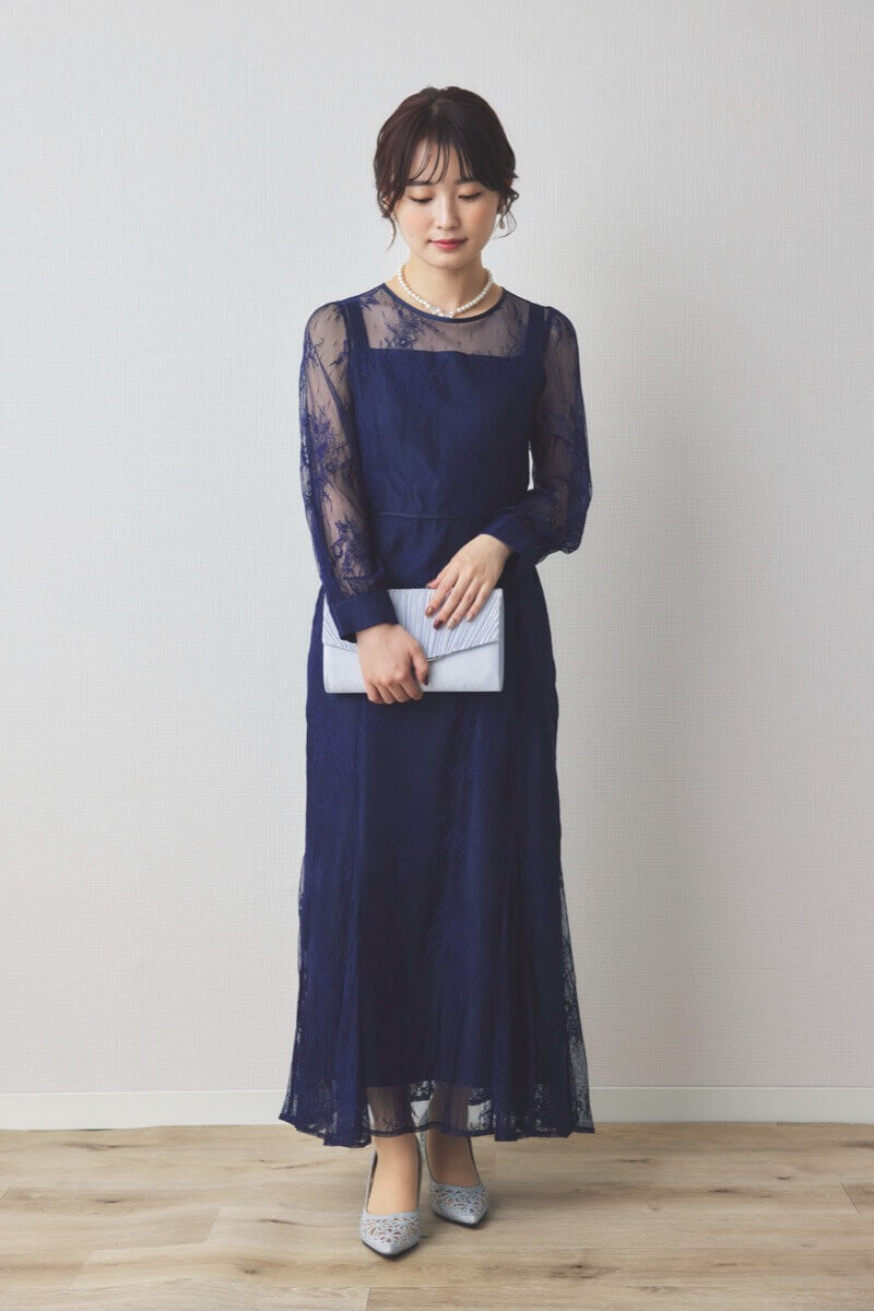 ネイビーのバックリボン総レースドレス