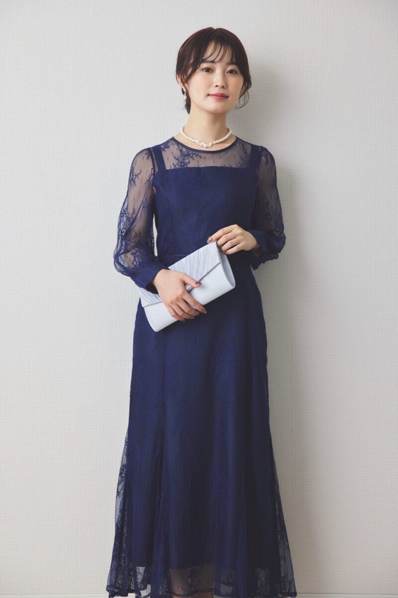 ネイビーのバックリボン総レースドレス