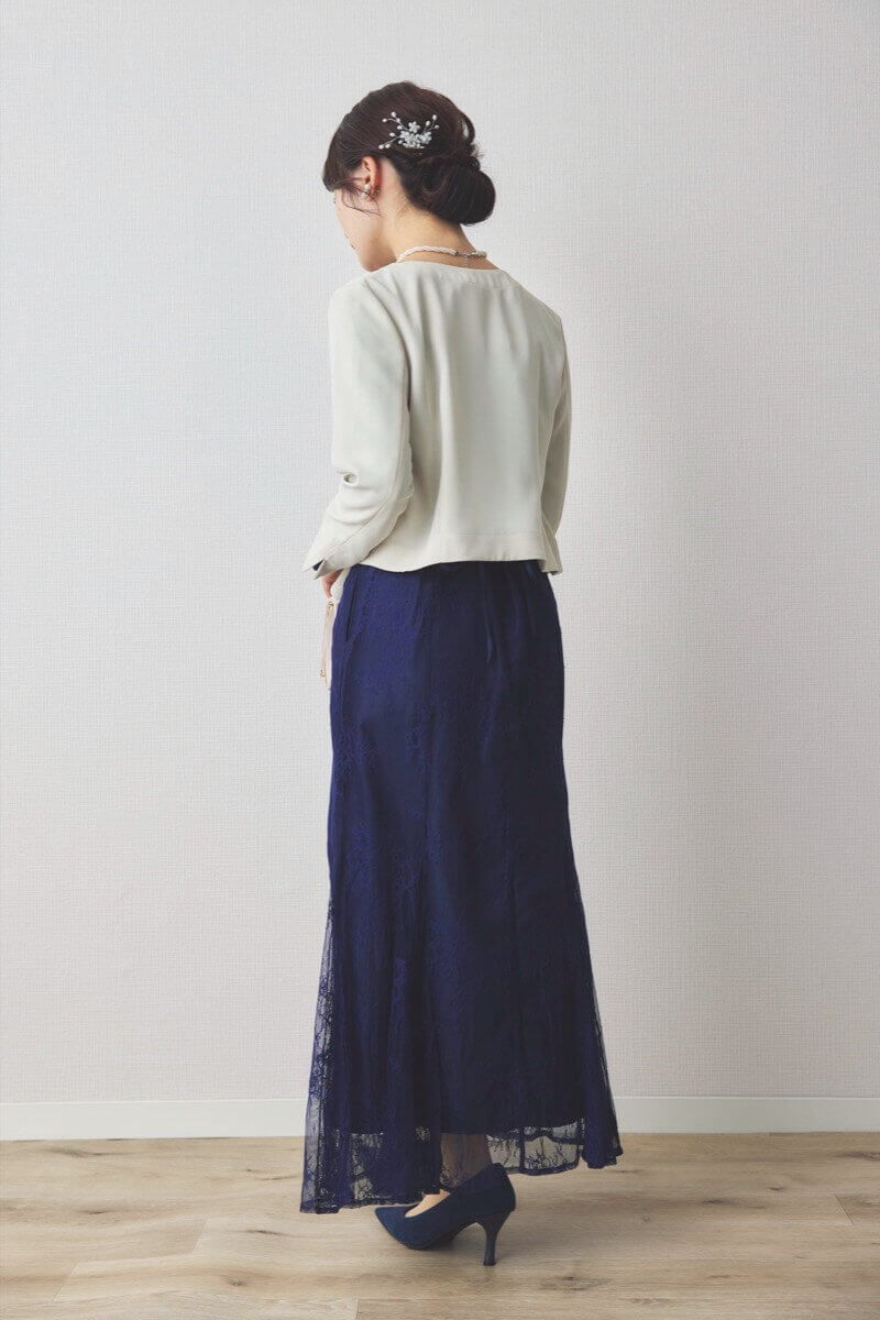 ネイビーのバックリボン総レースドレス