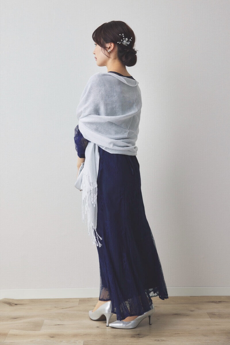 ネイビーのバックリボン総レースドレス