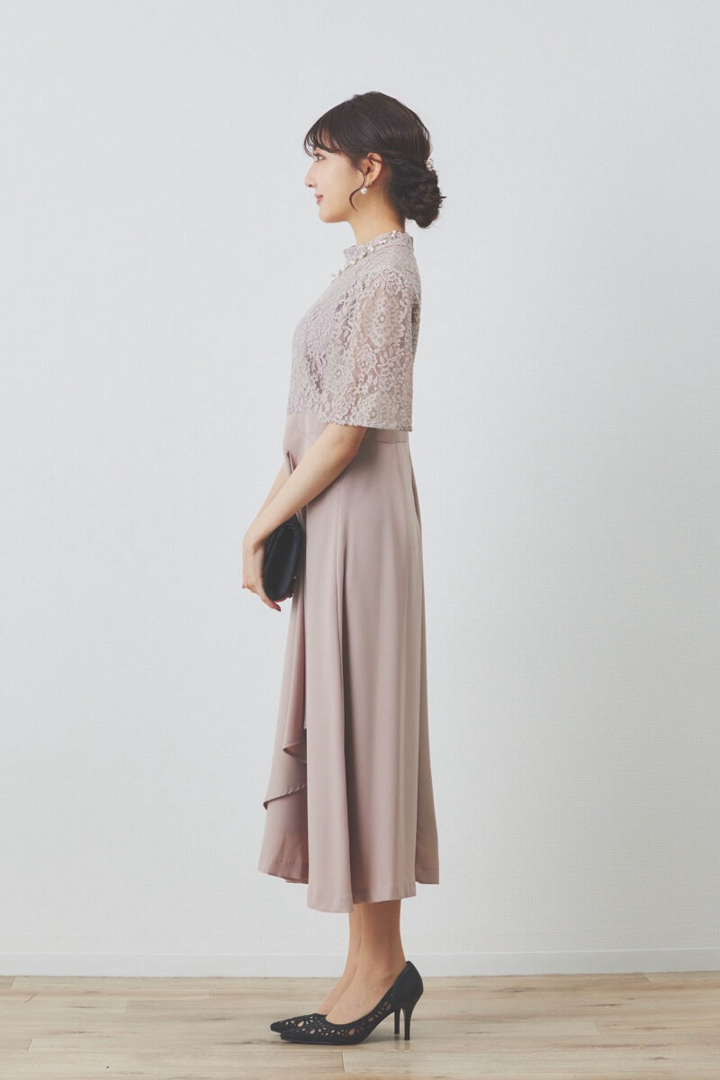 ピンクベージュのレースコンビドレープドレス