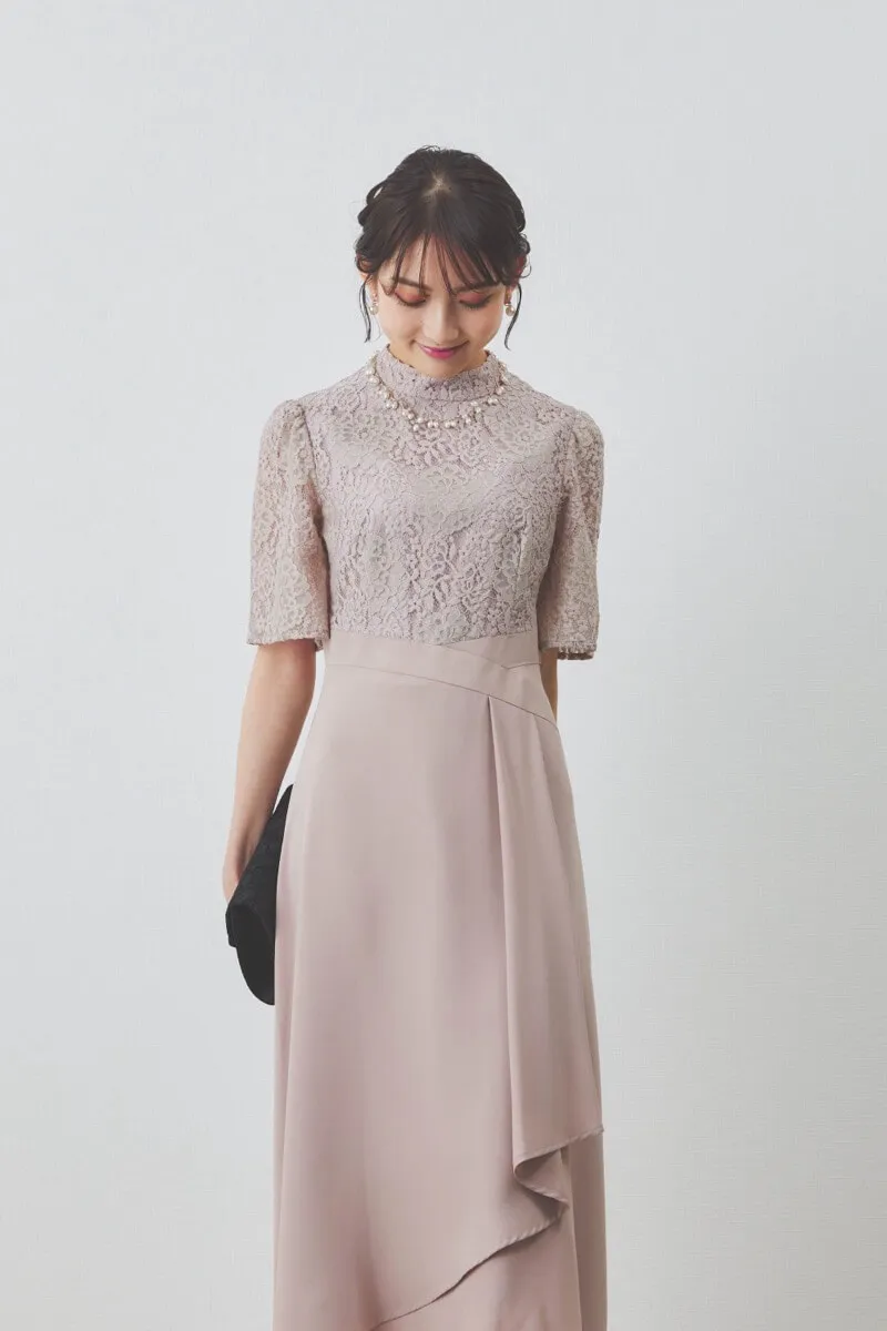 ピンクベージュのレースコンビドレープドレス