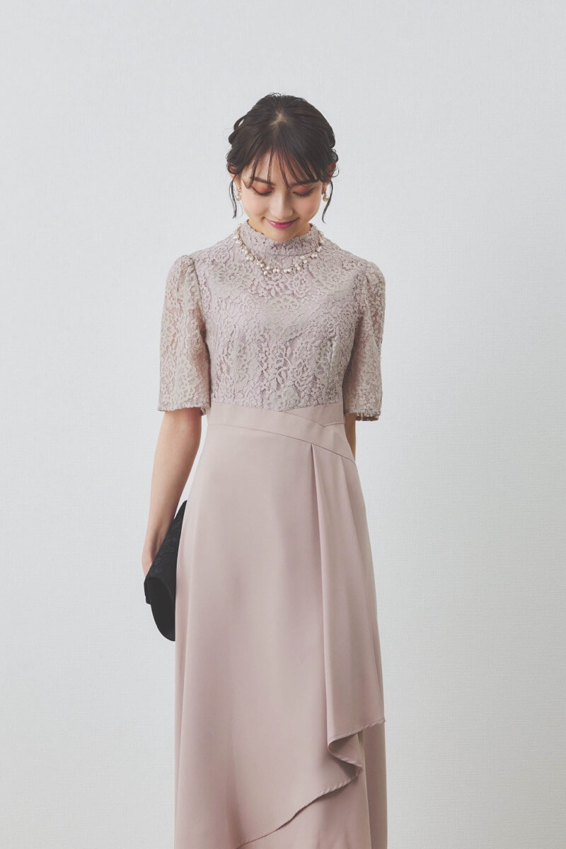ピンクベージュのレースコンビドレープドレス