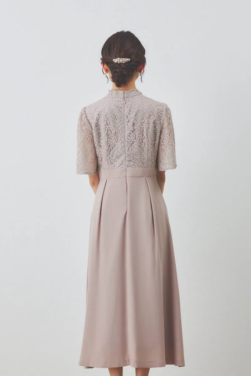 ピンクベージュのレースコンビドレープドレス