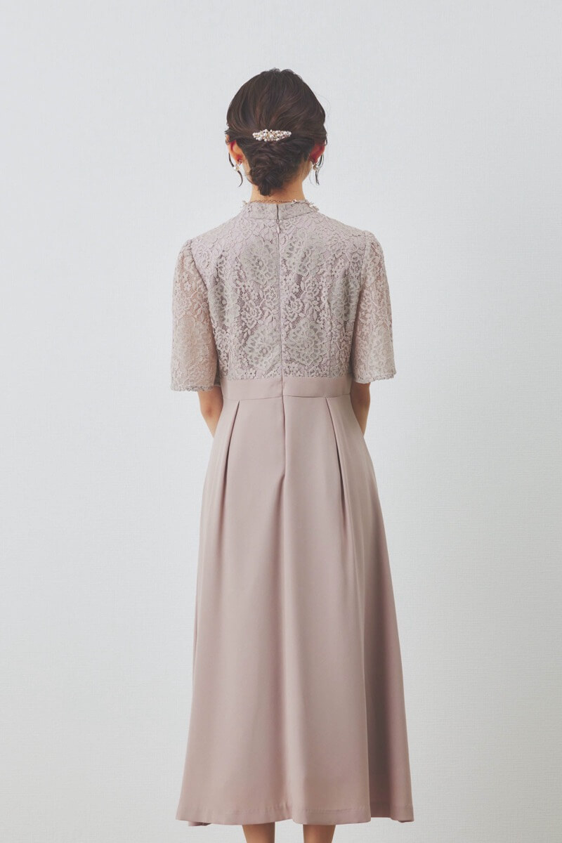 ピンクベージュのレースコンビドレープドレス