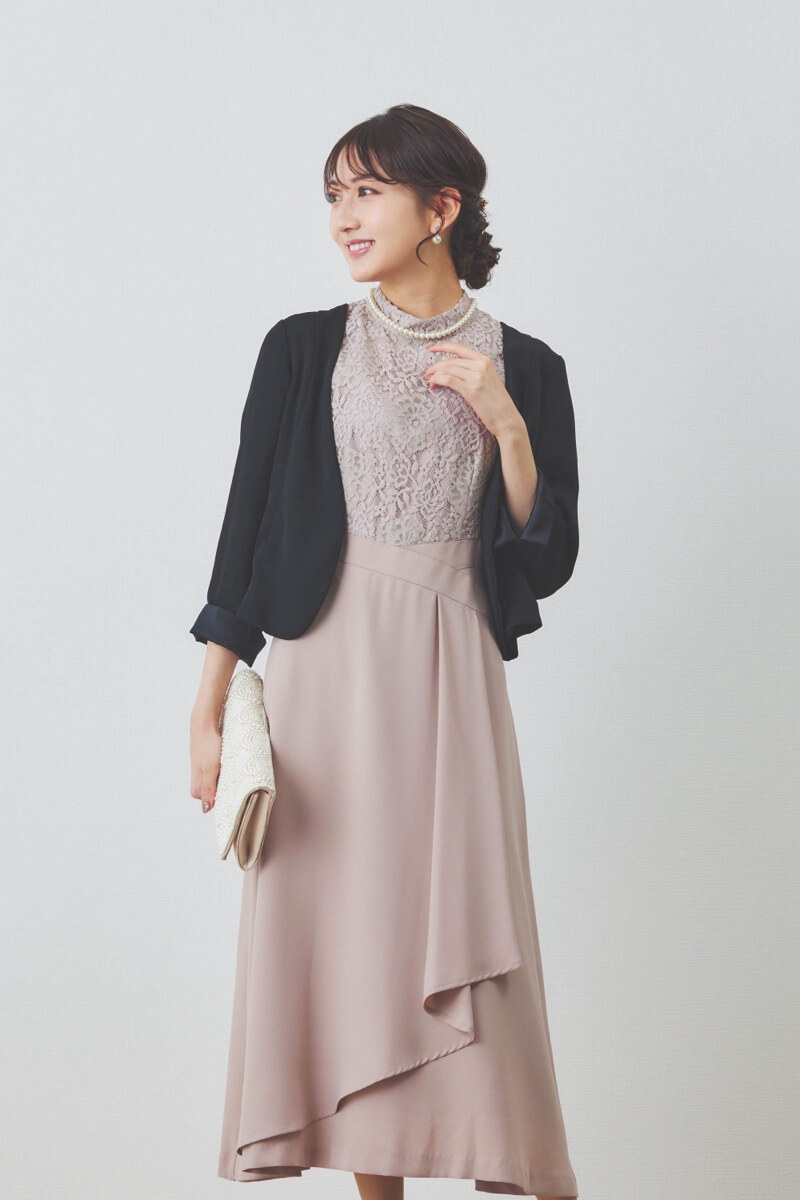 ピンクベージュのレースコンビドレープドレス