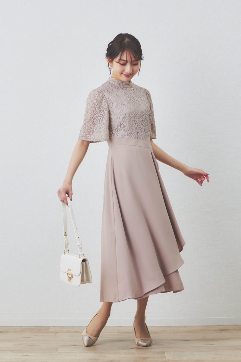 ピンクベージュのレースコンビドレープドレス