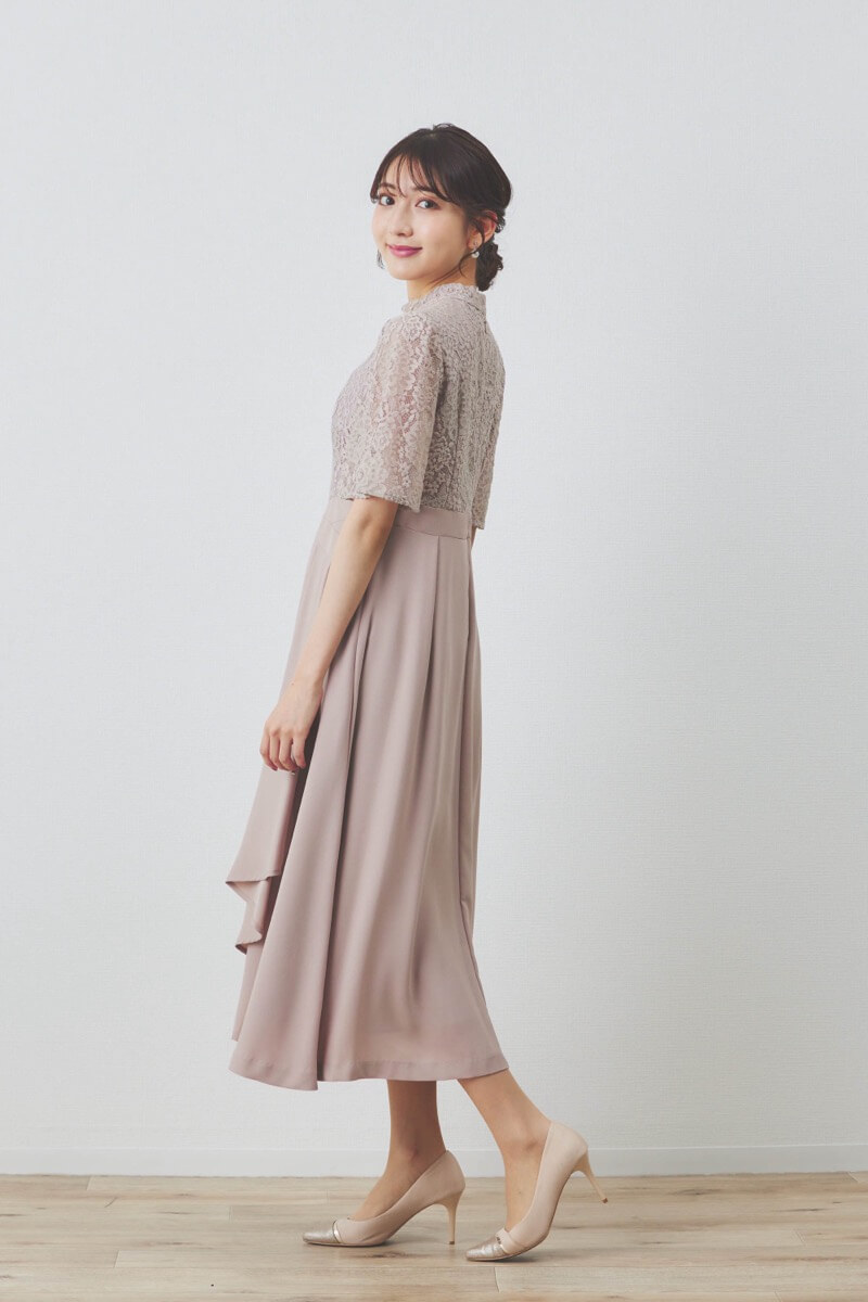 ピンクベージュのレースコンビドレープドレス