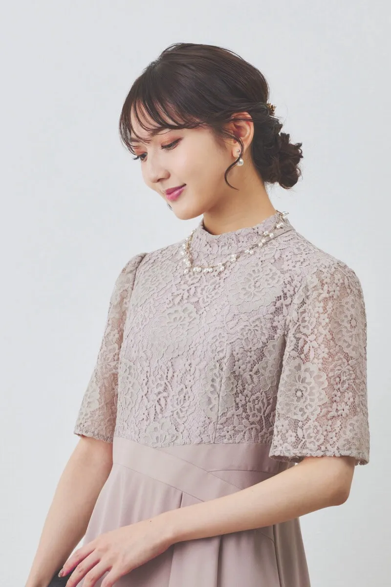 ピンクベージュのレースコンビドレープドレス