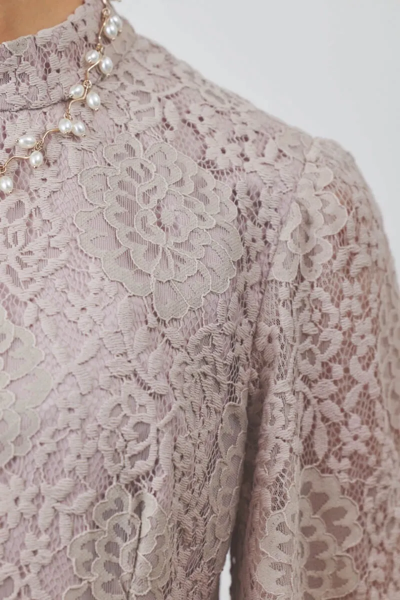 ピンクベージュのレースコンビドレープドレス