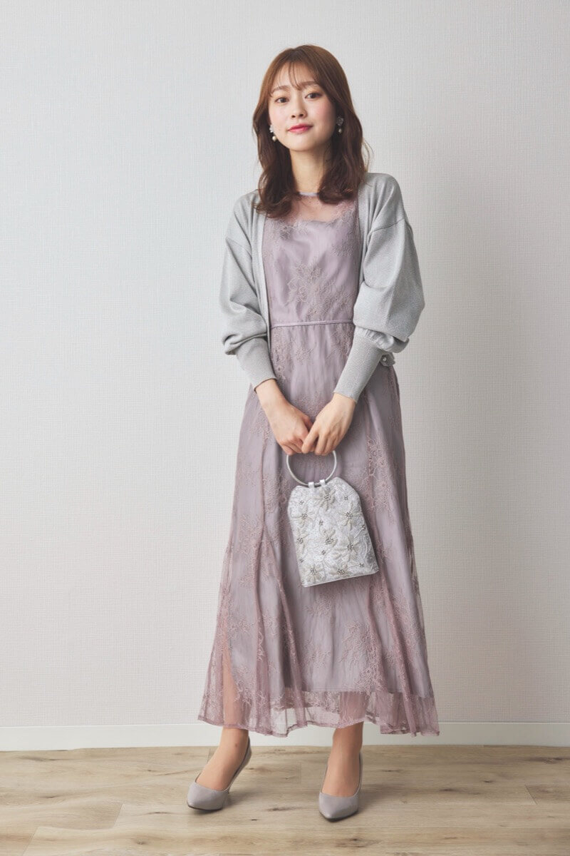 グレージュのバックリボン総レースドレス