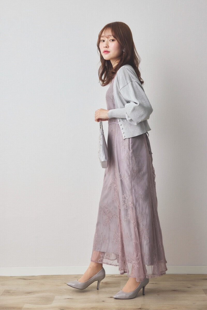 グレージュのバックリボン総レースドレス