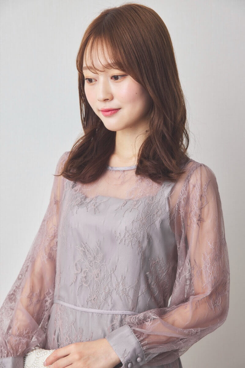グレージュのバックリボン総レースドレス