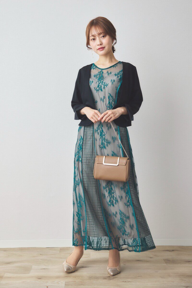 グリーンのパネルレースドレス