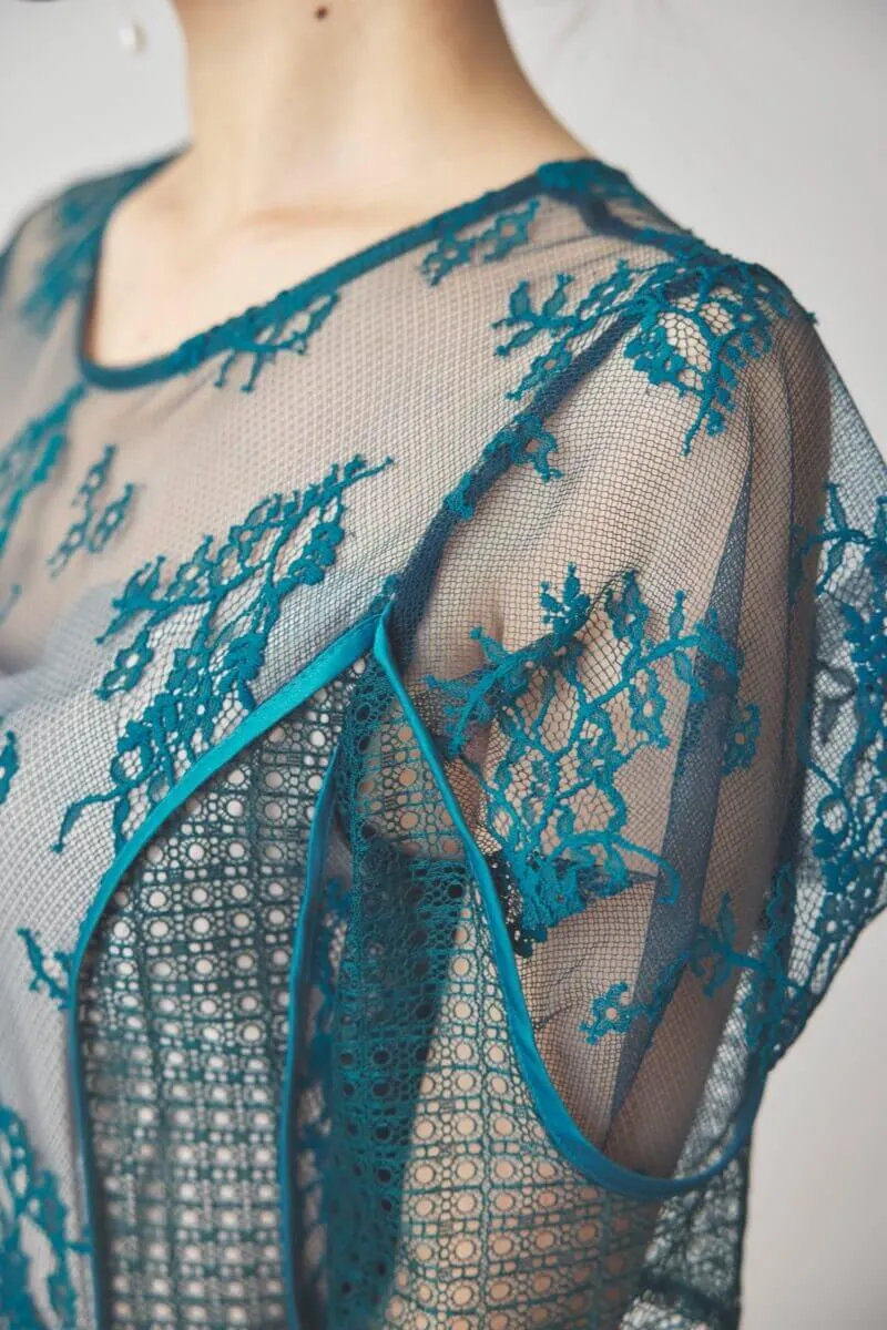 グリーンのパネルレースドレス