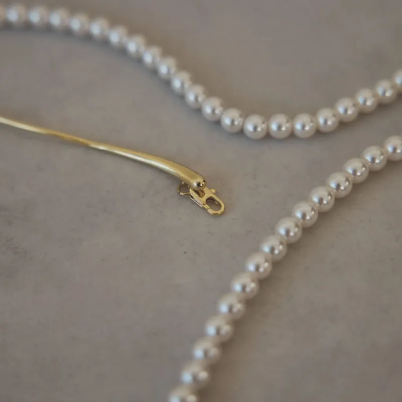 ゴールドのカーブメタル×パールのロングネックレス