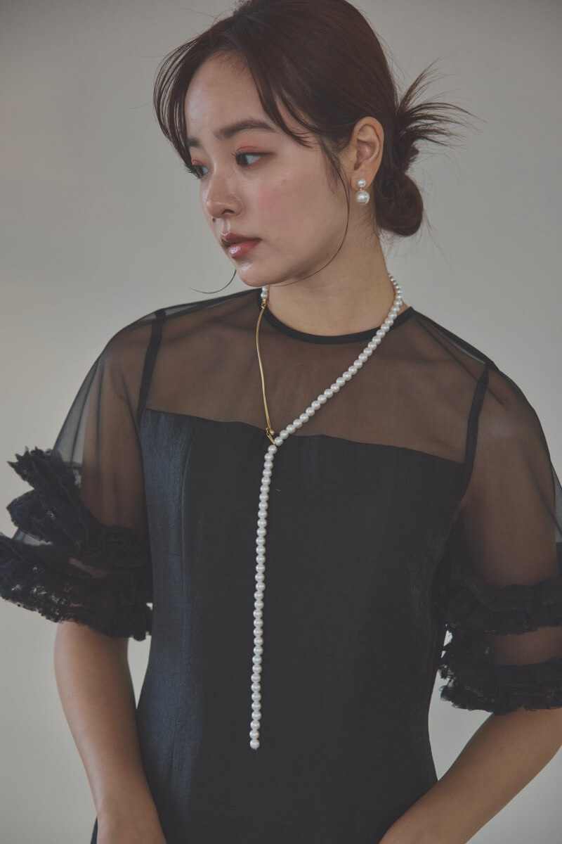 ゴールドのカーブメタル×パールのロングネックレス