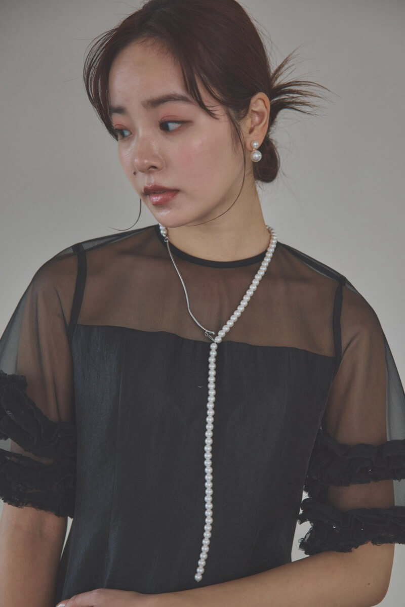 シルバーのカーブメタル×パールのロングネックレス