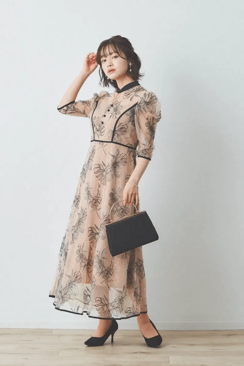 ベージュの配色フラワーレースパイピングドレス