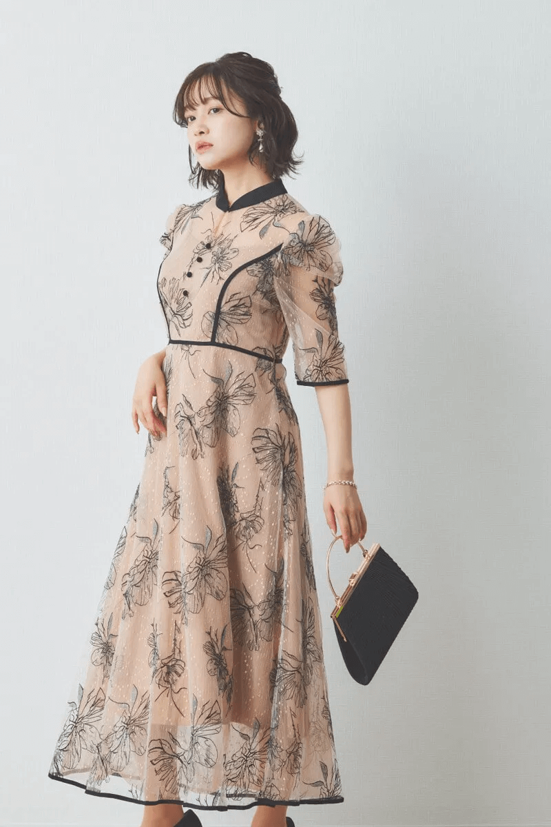 ベージュの配色フラワーレースパイピングドレス