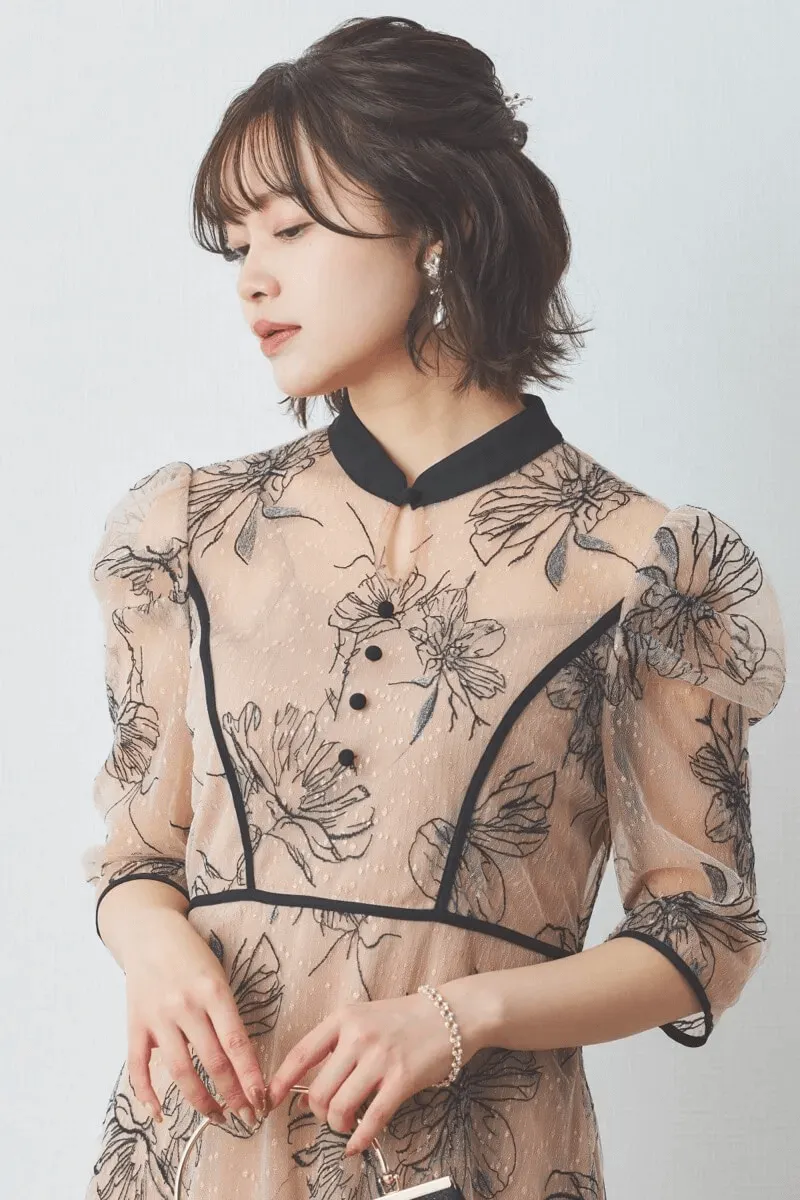 ベージュの配色フラワーレースパイピングドレス