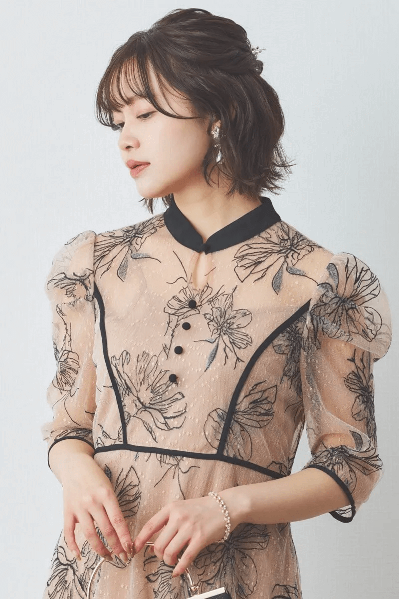 ベージュの配色フラワーレースパイピングドレス