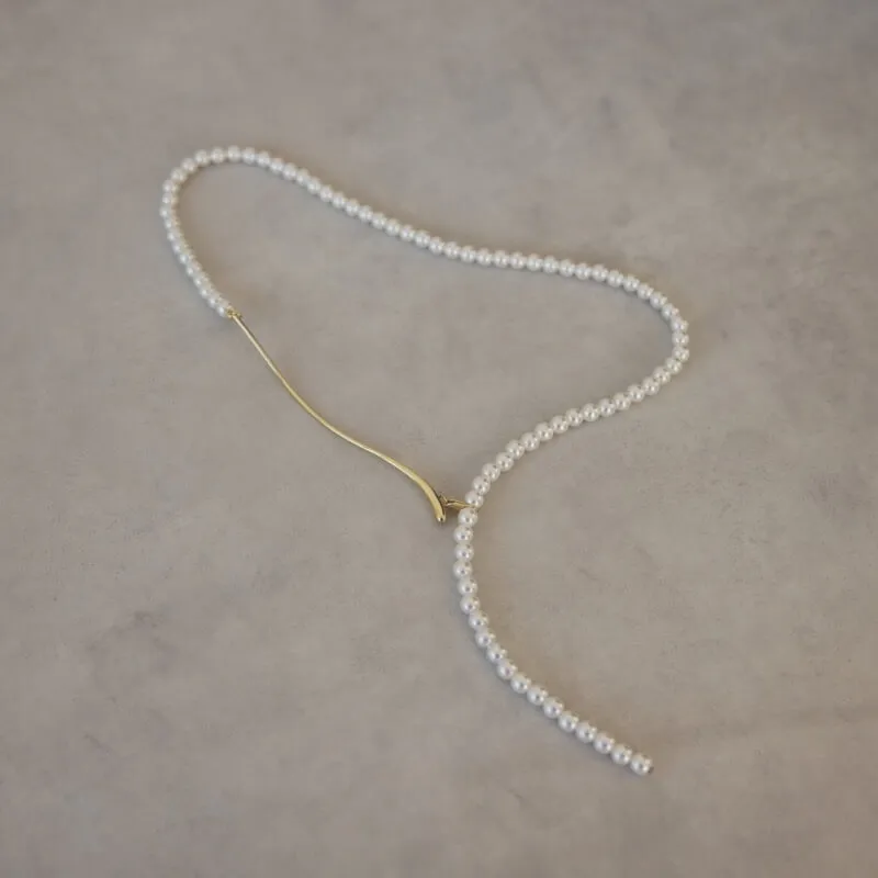 ゴールドのカーブメタル×パールのロングネックレス