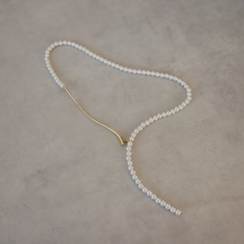 ゴールドのカーブメタル×パールのロングネックレス