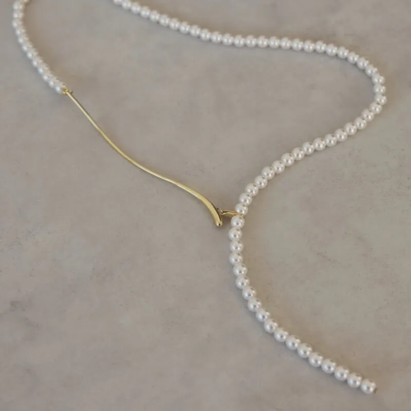 ゴールドのカーブメタル×パールのロングネックレス