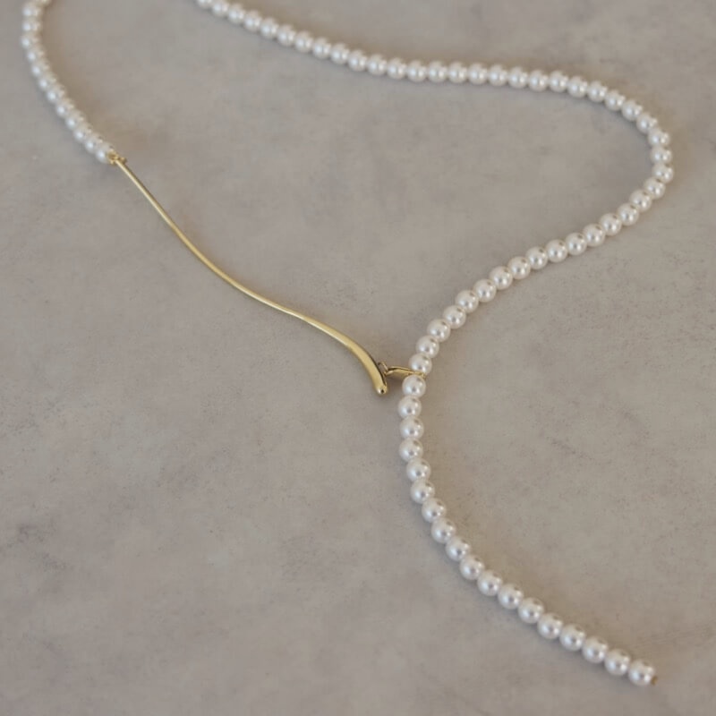 ゴールドのカーブメタル×パールのロングネックレス