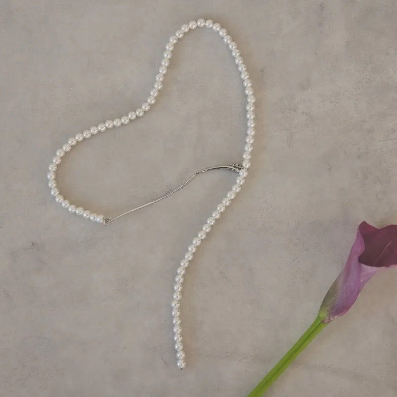 シルバーのカーブメタル×パールのロングネックレス