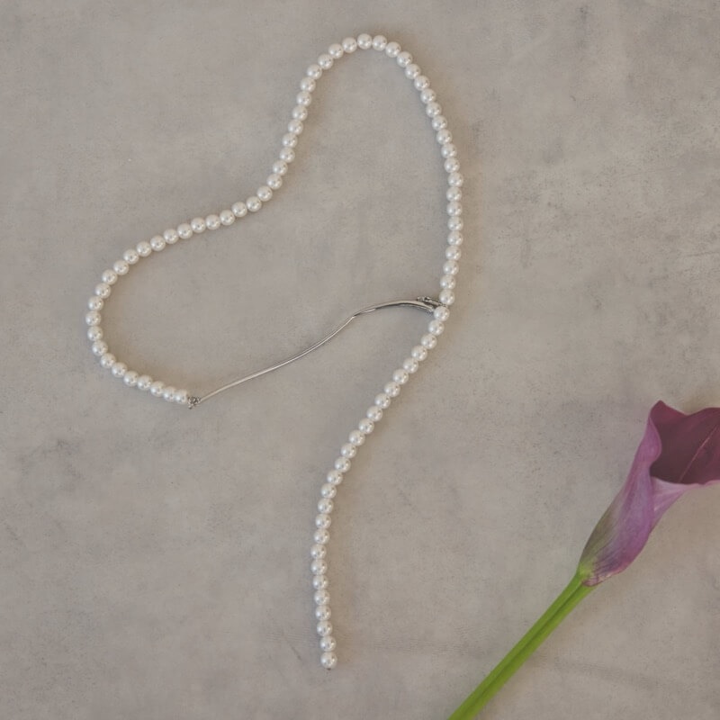 シルバーのカーブメタル×パールのロングネックレス